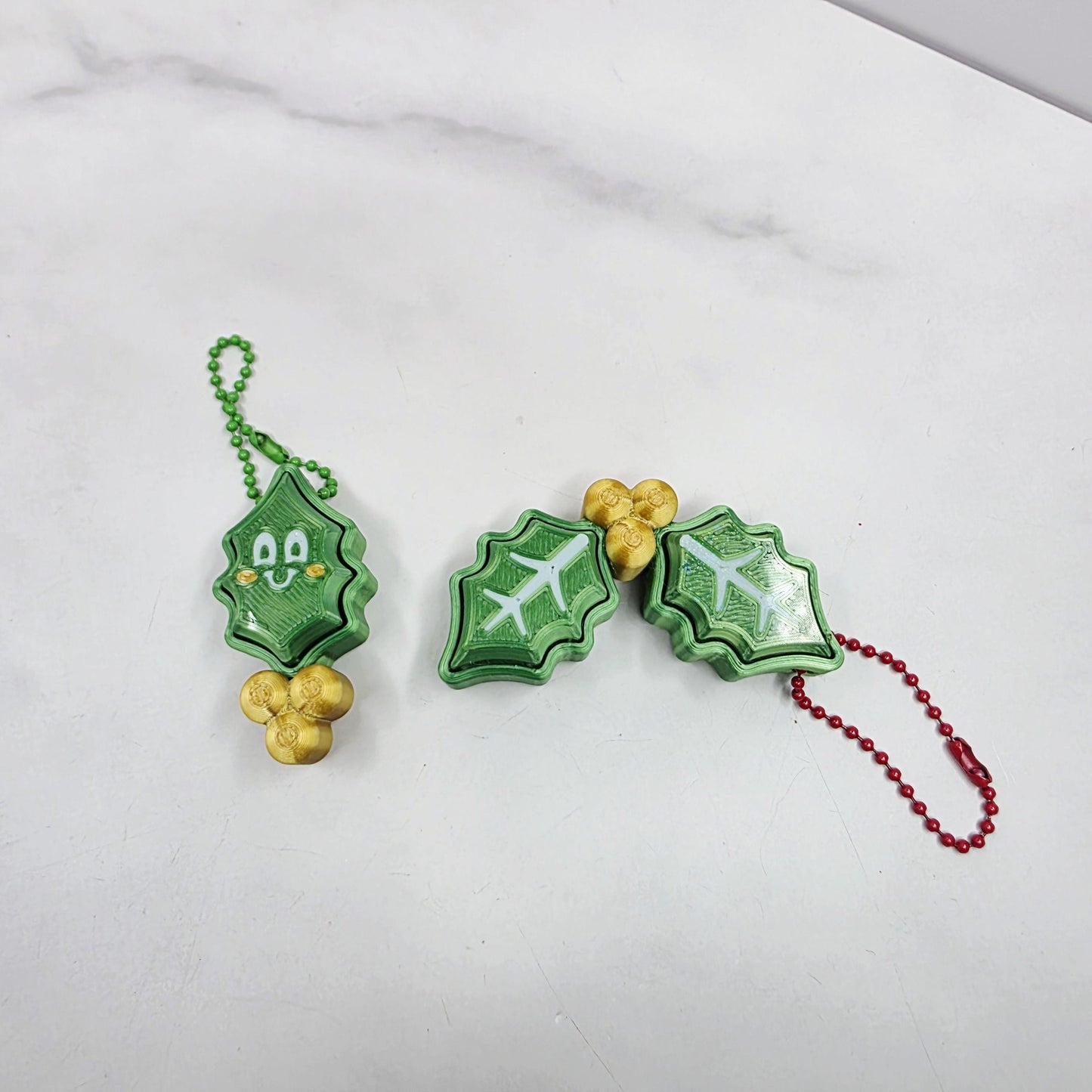 3D Printed Mistletoe Fidget Clicker Keychains | Holiday Stress Relief Toy with Kiss Me, Happy & Blushing Face Plates